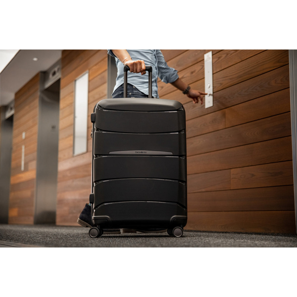 Samsonite Outline Pro Spinner Large in the color Midnight Black.