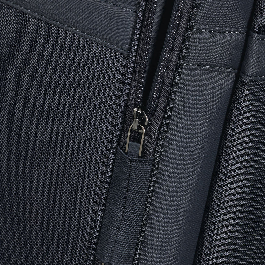 Samsonite Airea Spinner Medium in the color Dark Blue.