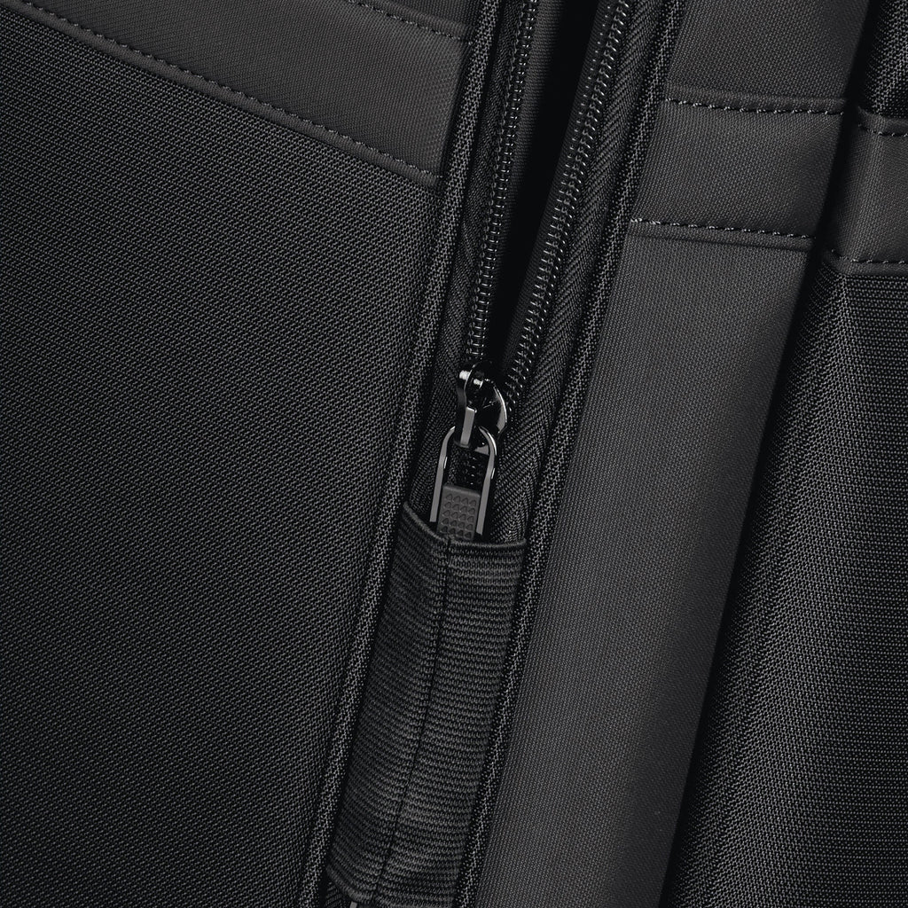 Samsonite Airea Spinner Large in the color Black.