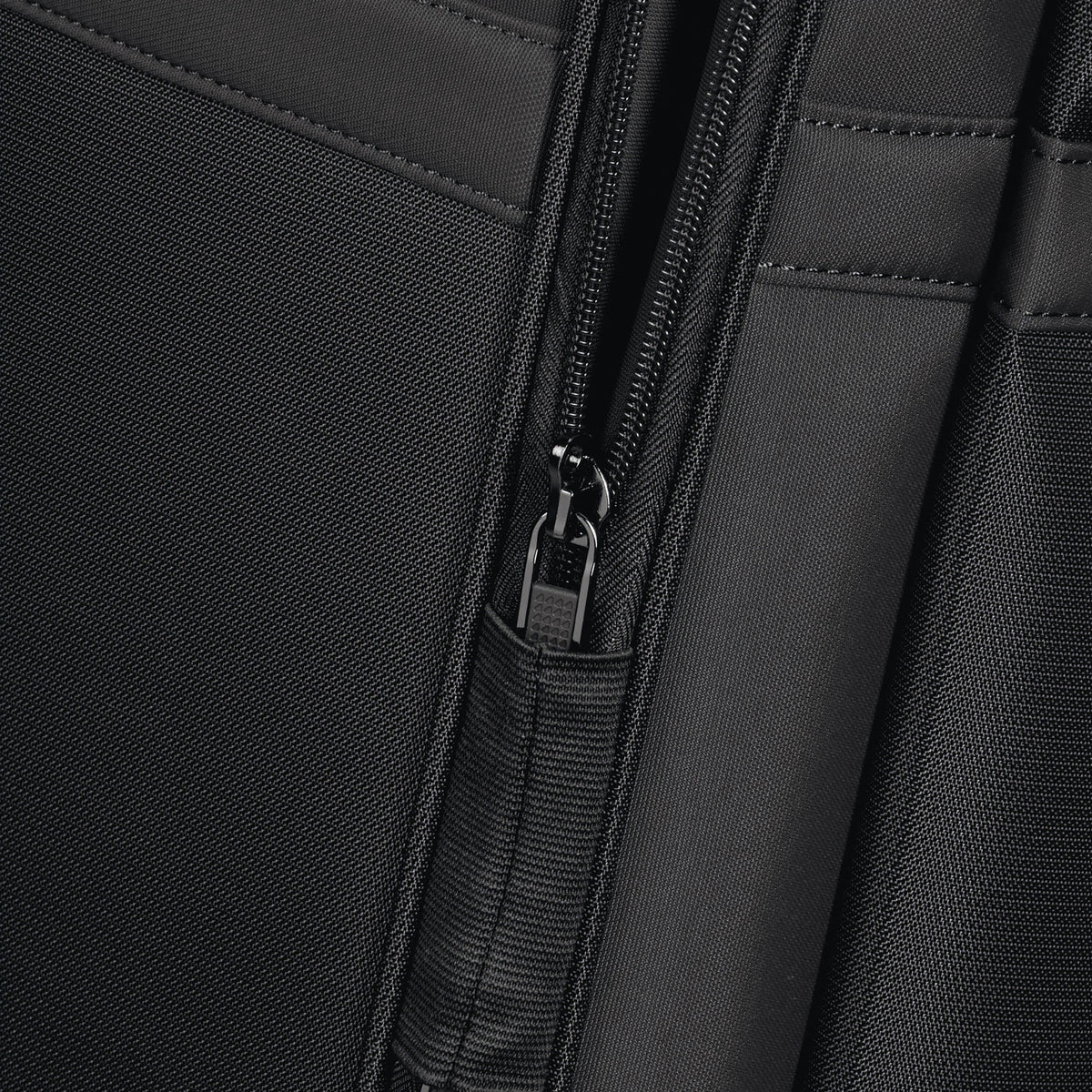 Samsonite Airea Spinner Large in the color Black.