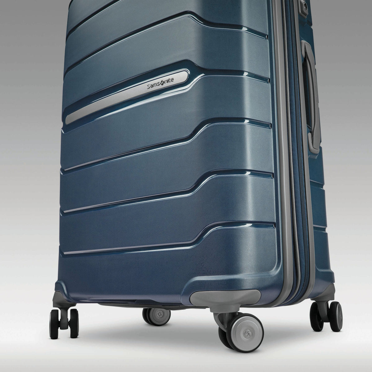 Samsonite Freeform™ Spinner Medium in the color Navy.
