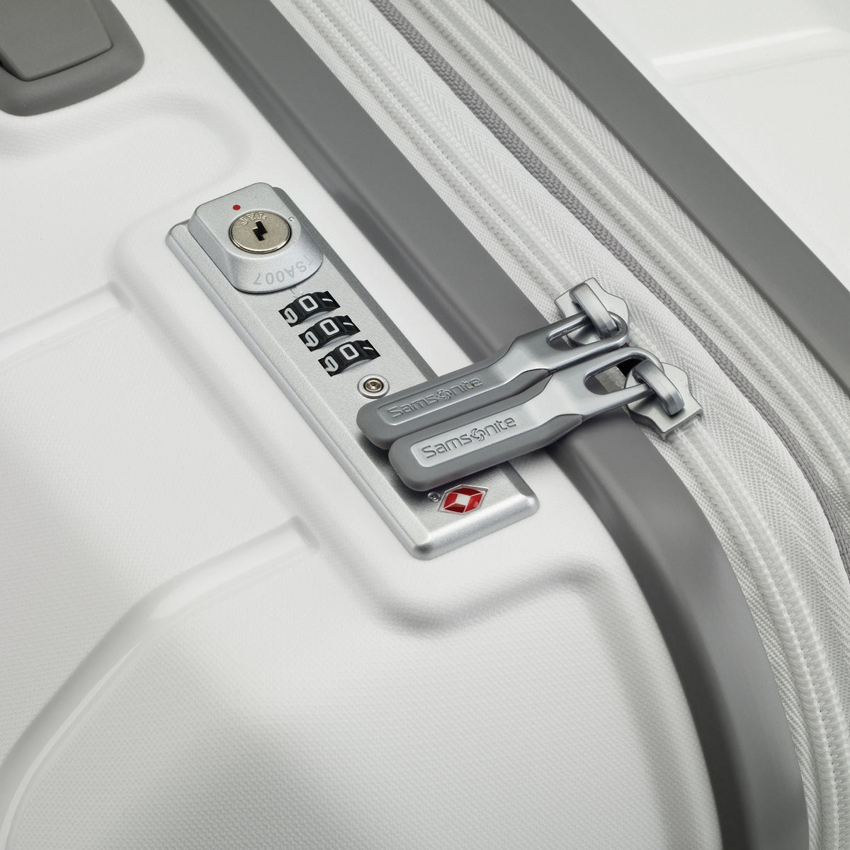 Samsonite Freeform™ Spinner Medium in the color White.