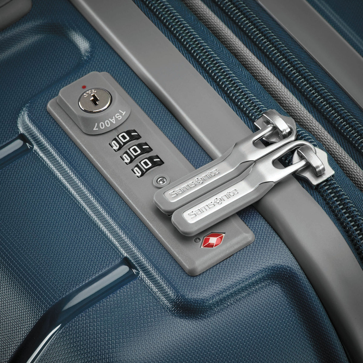 Samsonite Freeform™ Spinner Large in the color Navy.