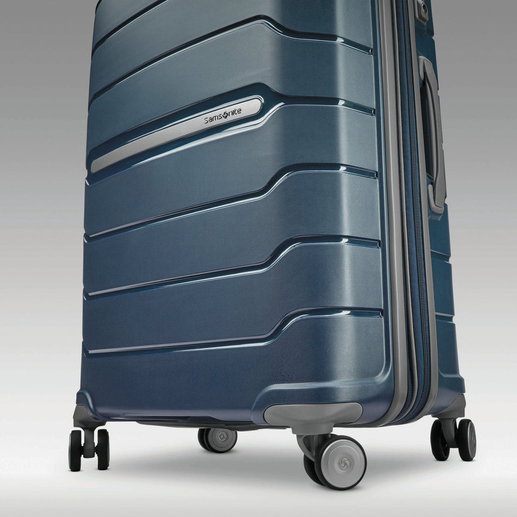 Samsonite Freeform™ Spinner Large in the color Navy.