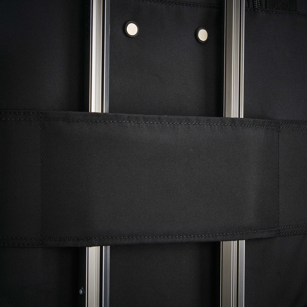 Samsonite Spinner Underseater w/ USB Port in the color Black.
